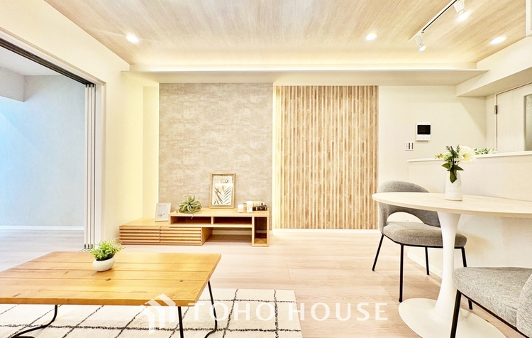 内装 ◆木漏れ日◆の様な採光が優しく足元を照らし、心地いい暮らしの道しるべを写し出す。この空間で過ごす家族との語らいの時間がとても素敵で幸せを感じるかもしれない。