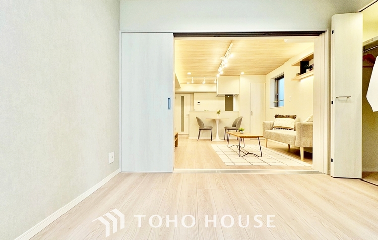 内装 ◆窓を開けると◆冷涼な風、そよぐリビング。だんらんの場所はここから始まり、ここで終わる。家族の笑顔が集う素敵な場所だから、こだわり抜いた思いが詰まっているのだと思う。