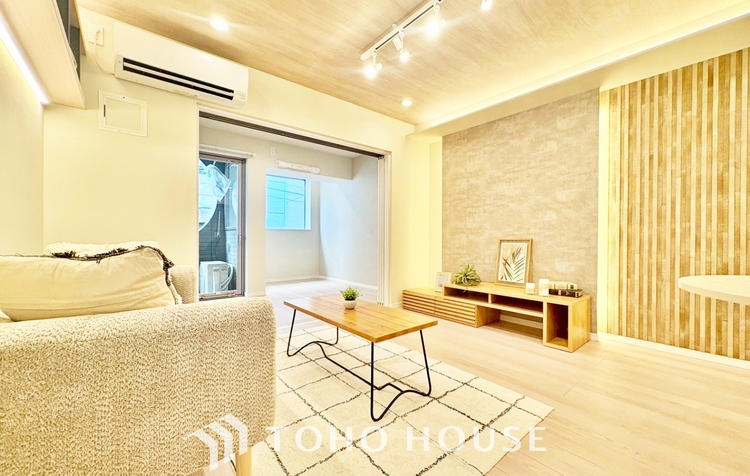 内装 ◆結ばれた◆玄関ドアを開けるとリビングから聞こえる小走りの足音。靴を脱ぎかけ目の前に立つ君の瞳と交差する。君は微笑みその刹那に心奪われる。佇む僕と君の間に赤い糸が結ばれた。