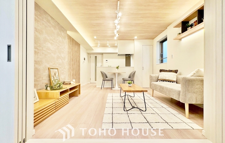 内装 ◆色彩◆この空間に放たれた光は華美なまでに演出されたデザイン。流れる時をより芳醇なコーヒーの様な色彩奏でるアダージョ。そして情景豊かな作品のような暮らしがイメージできる。