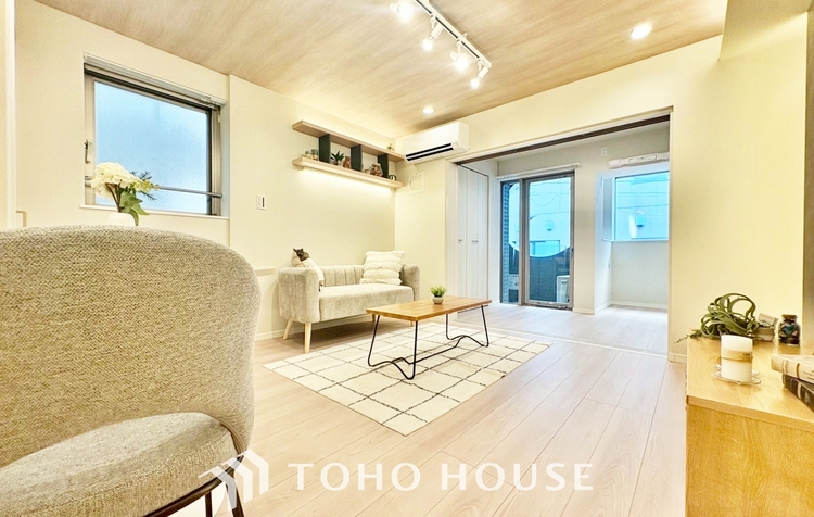 内装 ◆今宵の食卓◆ダウンライトに反射するグラスを眺めながらワインを注ぐ。トクトクと心地いい音をさせながら、フランスの古城を思わせる薫りがたちこめ、とても幸せな時を過ごせる。