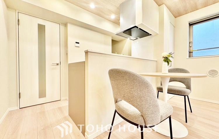 内装 ◆窓を開けると◆冷涼な風、そよぐリビング。だんらんの場所はここから始まり、ここで終わる。家族の笑顔が集う素敵な場所だから、こだわり抜いた思いが詰まっているのだと思う。