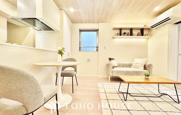 内装 ◆リビングルーム◆そこには目を輝かせ笑顔で見つめてくれる君がいて、「おかえり」の言葉がこだまする。何気ない日々の挨拶は僕にとっては幸せで、同時に君の瞳にも恋している。