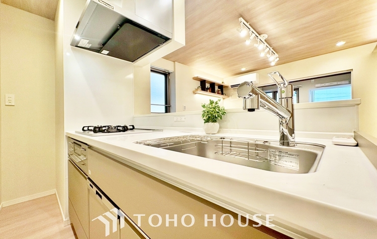 キッチン ◆ここに在る◆事も無げに美しく、伝えるには筆舌に尽くし難い。豪華絢爛や華美と言う事ではなく、住まう者にとって暮らし易く心地がいいと言う美しさがこの住まいには込められている。