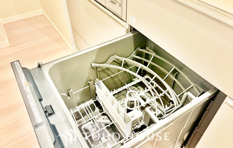 キッチン ◆今宵の食卓◆ダウンライトに反射するグラスを眺めながらワインを注ぐ。トクトクと心地いい音をさせながら、フランスの古城を思わせる薫りがたちこめ、とても幸せな時を過ごせる。