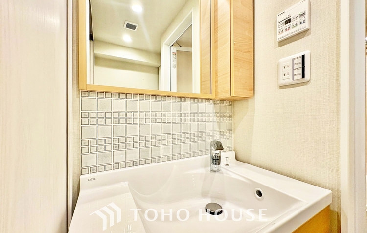 洗面 ◆サンサンと◆差し込む太陽の光がこのリビングに笑いをもたらす。ソファの上のクッションがポカポカした暖気にぬくぬくと微睡んでいる。