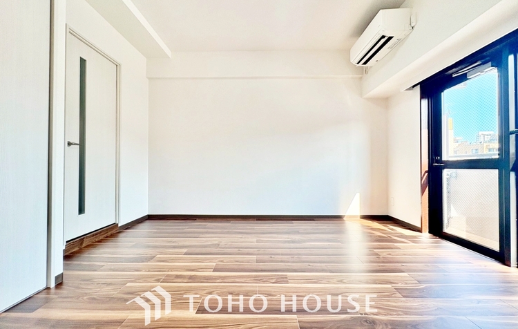 内装 ◆木漏れ日◆の様な採光が優しく足元を照らし、心地いい暮らしの道しるべを写し出す。この空間で過ごす家族との語らいの時間がとても素敵で幸せを感じるかもしれない。