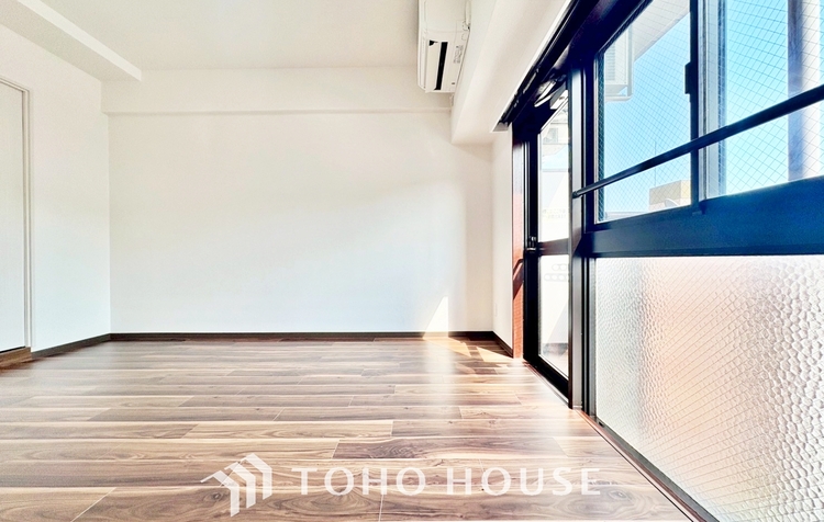 内装 ◆結ばれた◆玄関ドアを開けるとリビングから聞こえる小走りの足音。靴を脱ぎかけ目の前に立つ君の瞳と交差する。君は微笑みその刹那に心奪われる。佇む僕と君の間に赤い糸が結ばれた。