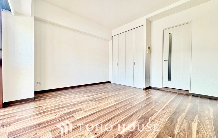 内装 ◆今宵の食卓◆ダウンライトに反射するグラスを眺めながらワインを注ぐ。トクトクと心地いい音をさせながら、フランスの古城を思わせる薫りがたちこめ、とても幸せな時を過ごせる。