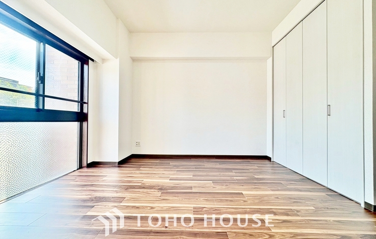 内装 ◆窓を開けると◆冷涼な風、そよぐリビング。だんらんの場所はここから始まり、ここで終わる。家族の笑顔が集う素敵な場所だから、こだわり抜いた思いが詰まっているのだと思う。