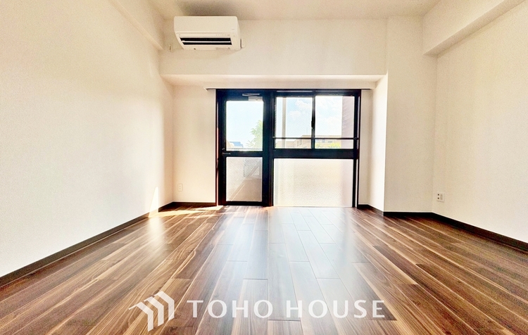 内装 ◆リビングルーム◆そこには目を輝かせ笑顔で見つめてくれる君がいて、「おかえり」の言葉がこだまする。何気ない日々の挨拶は僕にとっては幸せで、同時に君の瞳にも恋している。