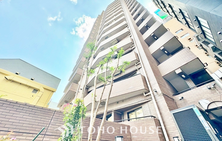 外観 ◆水面に映る◆紅葉を纏った山々を眺め、美しさのあまり感嘆のため息を漏らした事は無いだろうか。いつしか忘れかけていた自然の美しさと力強さを思い出させてくれる、そんな景色がここにもある。