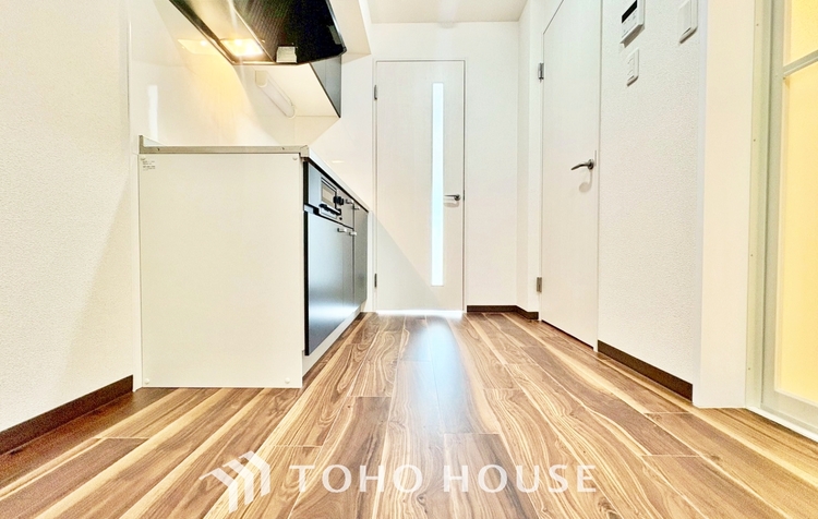 キッチン ◆ここに在る◆事も無げに美しく、伝えるには筆舌に尽くし難い。豪華絢爛や華美と言う事ではなく、住まう者にとって暮らし易く心地がいいと言う美しさがこの住まいには込められている。