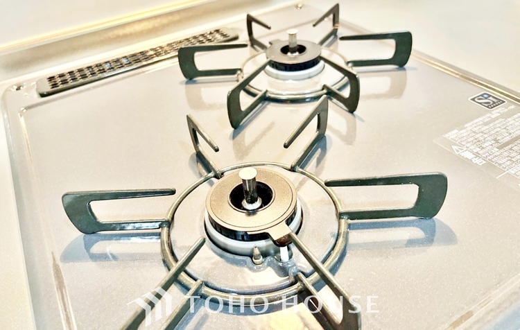 キッチン ◆今宵の食卓◆ダウンライトに反射するグラスを眺めながらワインを注ぐ。トクトクと心地いい音をさせながら、フランスの古城を思わせる薫りがたちこめ、とても幸せな時を過ごせる。