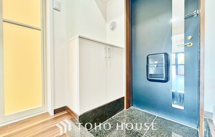 洗面 ◆サンサンと◆差し込む太陽の光がこのリビングに笑いをもたらす。ソファの上のクッションがポカポカした暖気にぬくぬくと微睡んでいる。