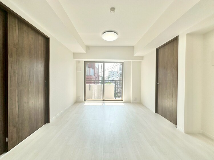 居間 落ち着いた雰囲気に包まれて、伸びやかな空間。