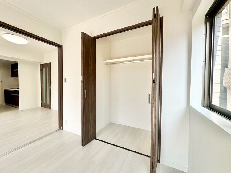 収納 家電やスーツケース、ストック品など何でも片付く嬉しい空間です。