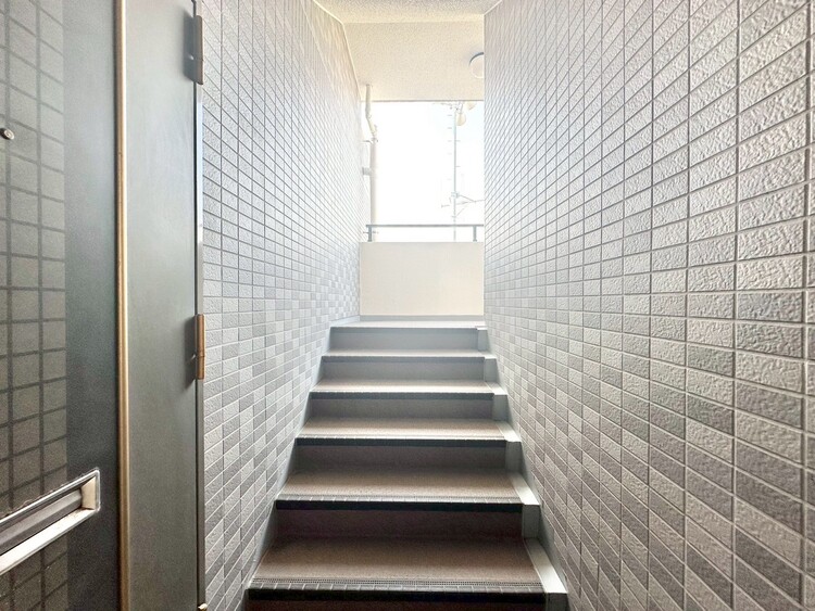 設備 共用部の階段です。明るく清潔に管理されています。