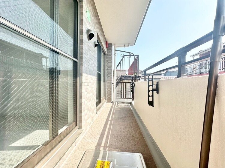 バルコニー 朝の澄んだ空気や、夕方に吹く清々しい風を感じられるバルコニー。