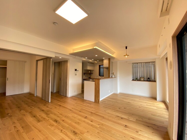 居間 伸びやかな空間のなかで、ゆったりとしたひとときを過ごせます。