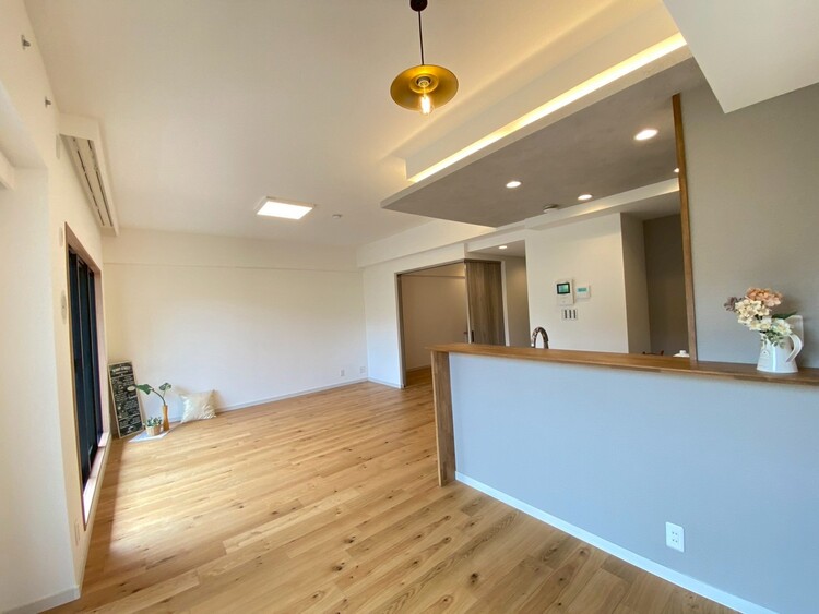 居間 落ち着いた雰囲気に包まれて、伸びやかな空間。