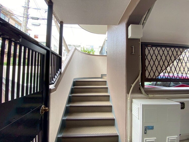 設備 共用部の階段です。明るく清潔に管理されています。