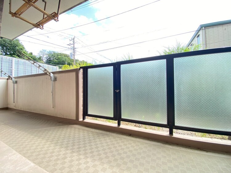 バルコニー 朝の澄んだ空気や、夕方に吹く清々しい風を感じられるバルコニー。