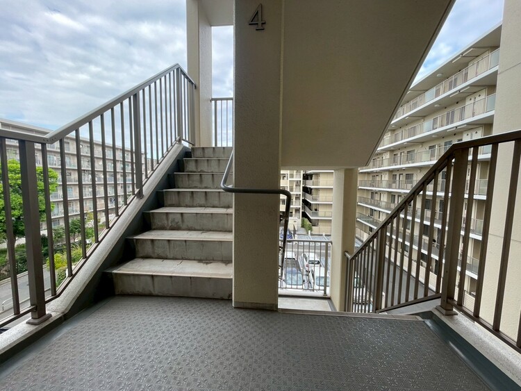 その他 共用部の階段です。明るく清潔に管理されています。