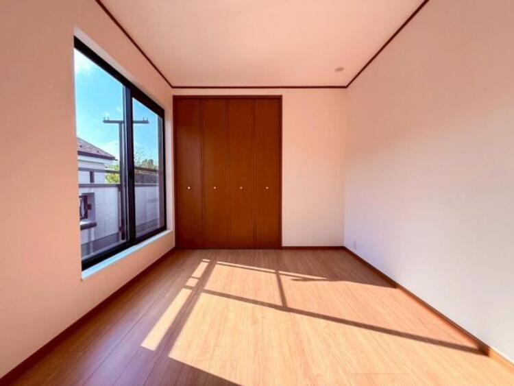 内装 穏やかな寛ぎあじわえるお部屋では有意義な時間がつくれます！大きな窓からと陽光が注がれる明るい空間！光もアクセントの一つとして。一人時間も充実したものにできるプライベートルームは日々を豊かにします！！ 