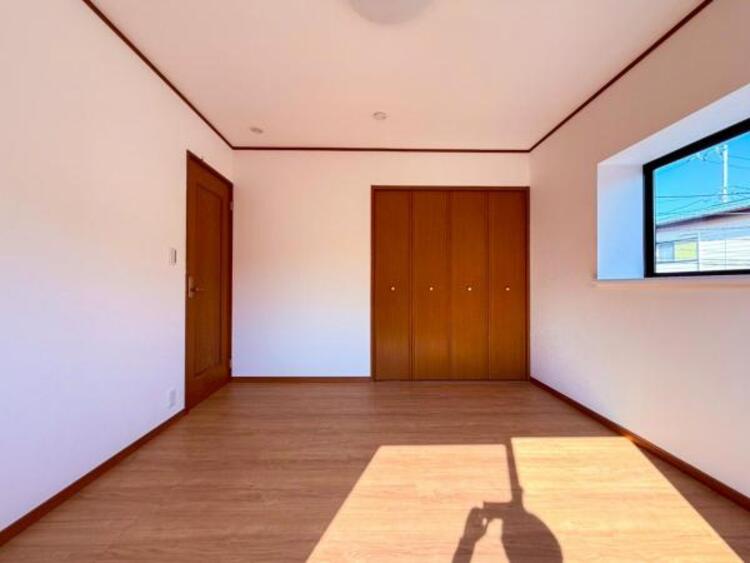 内装 居室はひとり時間を過ごせる安らげるお部屋として活用できます！収納スペースあり！荷物が多くても十分！ベッドや勉強机、テレビなどを置きたい場合におすすめ！！過ごす時間が長くてもゆったり過ごせそうですね！ 