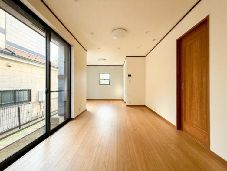 居間 家族の会話や笑顔が行き交うリビングで、子供を走り回らせたい。ダイニングテーブルでゆったり食事を堪能。光と風が溢れる開放的なリビングダイニングには、くつろぎの空間を生み自然と家族みんなが集まってきます 