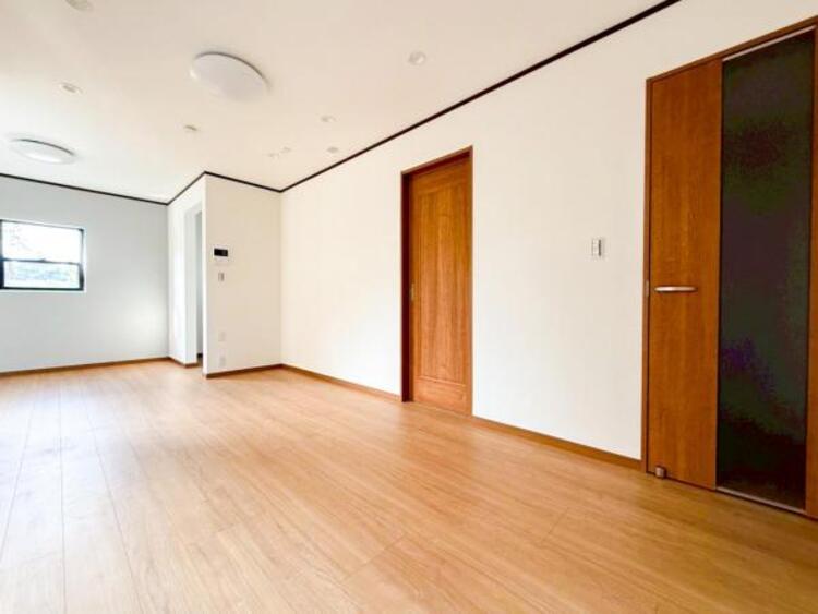 居間 お天気が晴れの日は照明をつけなくても充分明るいリビングです！どこか落ち着きのある広々とした内装です！皆で過ごす空間が、目に浮かんでくる様な優しいリビングダイニングです！くつろいだり楽しい時間を是非！ 