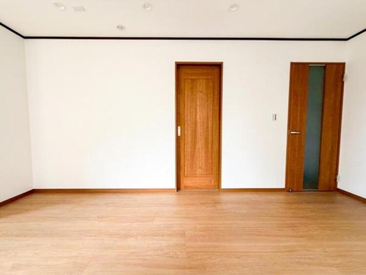 居間 リビングにあふれる採光と心地よい風のつどう調和された空間！！生活を彩る充実した日々が過ごせそうです。家族の滞在期間が長くなることを予測して、設計士が思いと工夫をこらした自慢のリビングダイニング！！！ 