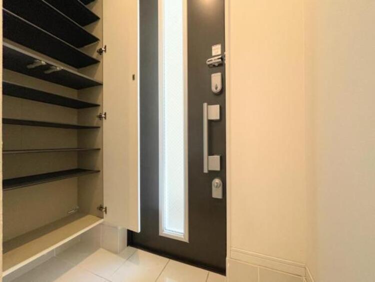 その他 ●〇散らかりがちな玄関をスッキリと保てる玄関収納は、家の中に入る時一番最初に目に付く場所だからこだわりたい。落ち着いた雰囲気の色目が、室内のカラーやデザインと調和しています。換気にも気を配ってます〇●