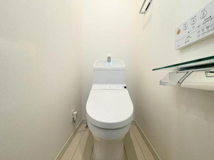 その他 ●〇ゆとりをもった広さ、白ベースに清潔感ある空間です。もちろんウォシュレットも完備しております。小物を収納するスペースがあるのも良いですね。毎日頻繁に利用する大切な空間だからこそ、こだわりたいです〇●