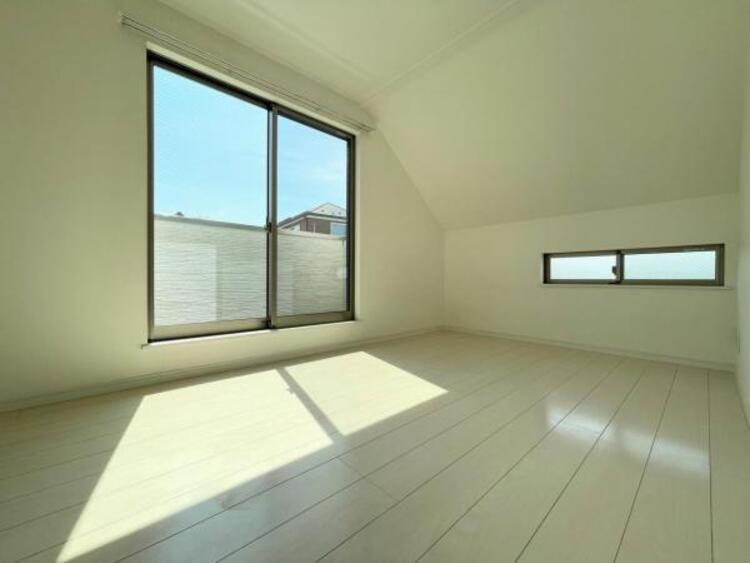 その他 ●〇2面採光でお部屋の隅々まで明るい印象の居室。バルコニーにも出られて、おひさまの光と爽やかな風をたっぷりと取り込めます。勉強やテレワーク中の方も簡単に気分転換。毎日の生活も自然と明るくなりそう　〇●