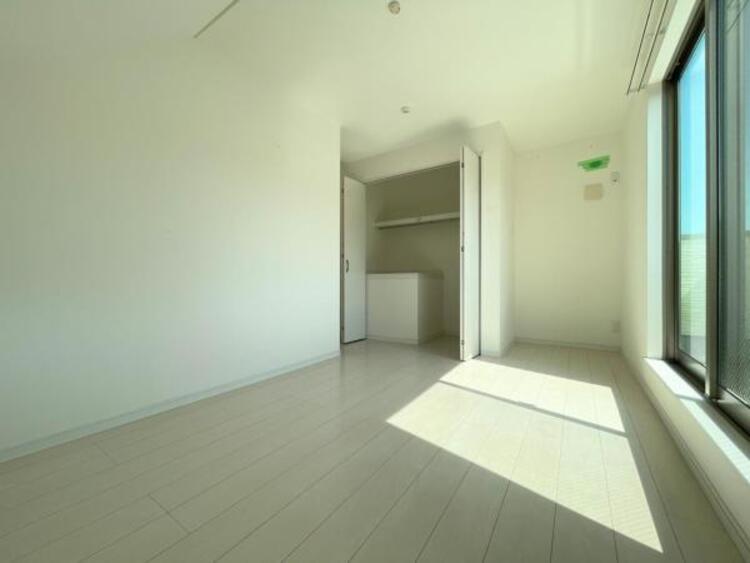 その他 ●〇バルコニーに大きく面した掃出し窓から光が降りそそぐ開放的な居室です。大きな窓からは、太陽の光はもちろん、爽やかな風が部屋一面に吹き抜けます。部屋のこもったニオイもすぐに換気することが出来ます　〇●