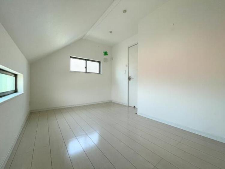 その他 ●〇採光、通風が心地よいお部屋です。お子様部屋にも、お父さんの書斎にも、どんな目的でも心地よくお使いいただけるようなデザインになっている為、家族構成の変化にも柔軟に対応できる居室となっております　〇●