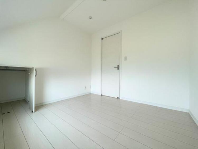 その他 ●〇全居室にクローゼットを完備！普段使いのお洋服や小物はもちろん、季節物のお洋服などもしっかりと整理整頓おしまい頂けます。整理整頓は床に物を置かない所から。居室空間をより広く隅々まで使用できます　〇●