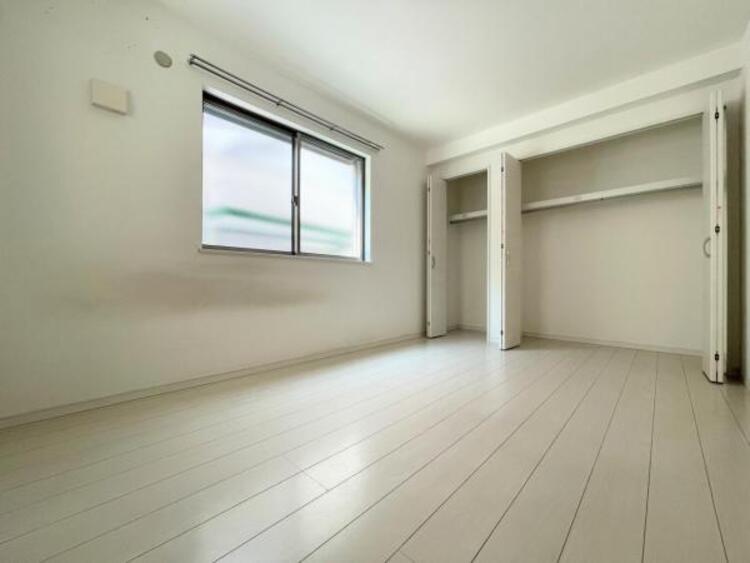 その他 ●〇全居室にクローゼットを完備！普段使いのお洋服や小物はもちろん、季節物のお洋服などもしっかりと整理整頓おしまい頂けます。整理整頓は床に物を置かない所から。居室空間をより広く隅々まで使用できます　〇●