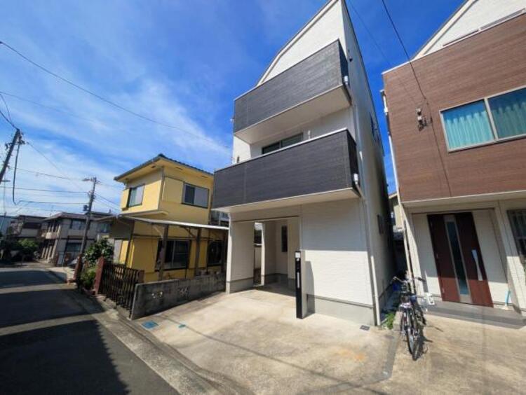 その他 ●〇閑静な住宅地に馴染む落ち着いた色合いの外観。長く愛着を持って住んで頂きたいからこそ飽きのこないシンプルな色目を採用しました。外壁には耐久性・防汚性に優れ、お掃除もしやすいたサイディング材を使用〇●