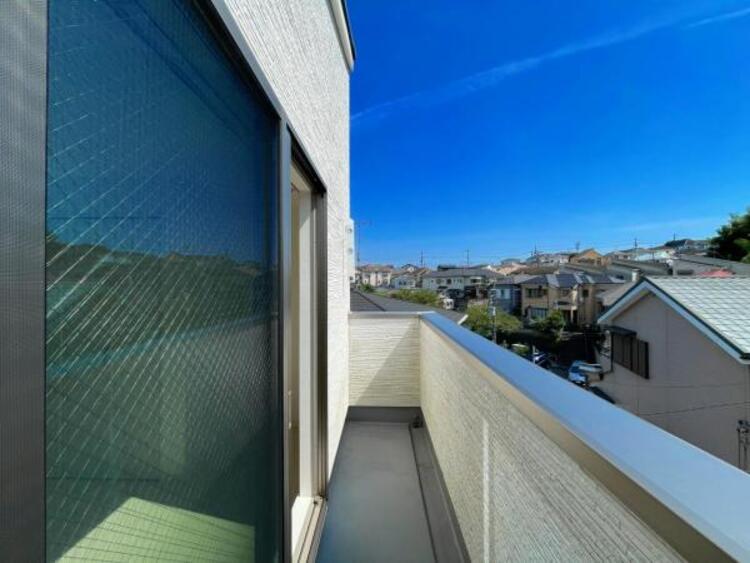 その他 ●〇日当たり良好！晴れた日はお洗濯物も気持ちよく乾きます。バルコニーからたっぷりの光をうけたお布団やシーツから太陽のにおいが感じられます。一度に洗濯を干せる量を気にする家庭も満足できるスペースです〇●