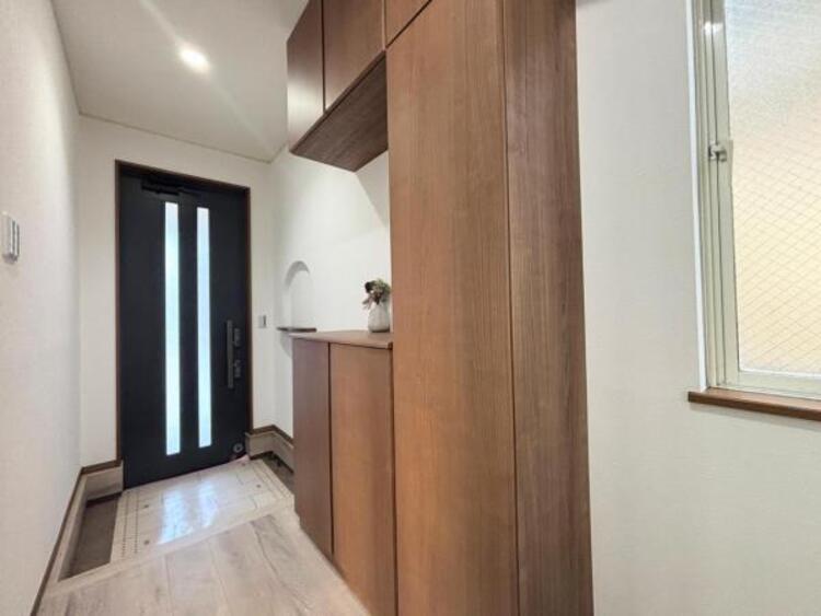 その他 ●〇住まいの第一印象を決める玄関スペース。収納力が高い下足入れを設置しており、高級感と清潔感を演出しました。小窓からの採光で明るい設計です。気持ちの良い気分でお出かけする事ができ、帰宅時も良い気分〇●