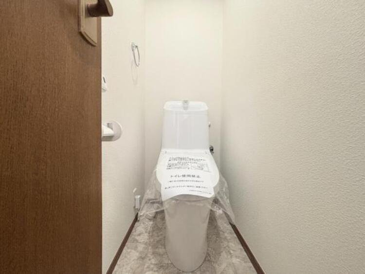 その他 ●〇ゆとりをもった広さ、白ベースに清潔感ある空間です。もちろんウォシュレットも完備しております。小物を収納するスペースがあるのも良いですね。毎日頻繁に利用する大切な空間だからこそ、こだわりたいです〇●