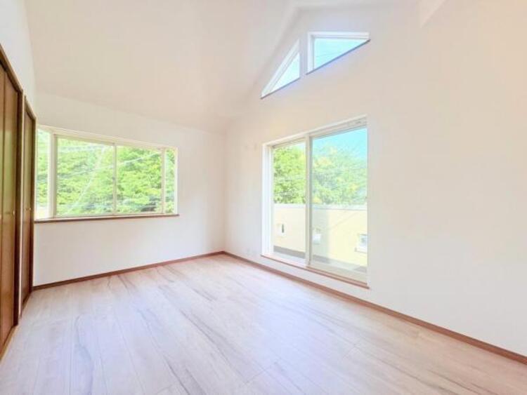 その他 ●〇バルコニーに大きく面した掃出し窓から光が降りそそぐ開放的な居室です。大きな窓からは、太陽の光はもちろん、爽やかな風が部屋一面に吹き抜けます。部屋のこもったニオイもすぐに換気することが出来ます　〇●