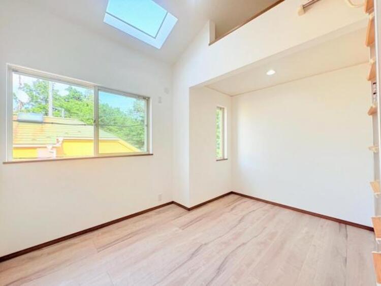 その他 ●〇採光、通風が心地よいお部屋です。お子様部屋にも、お父さんの書斎にも、どんな目的でも心地よくお使いいただけるようなデザインになっている為、家族構成の変化にも柔軟に対応できる居室となっております　〇●