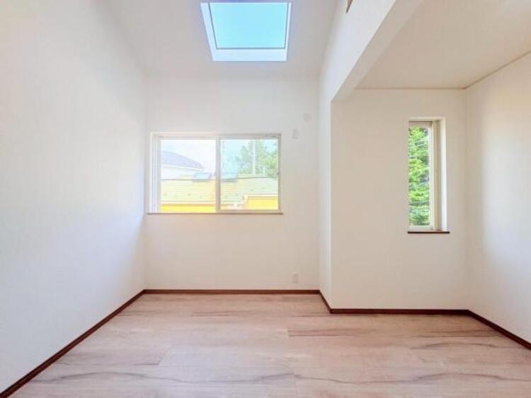 その他 ●〇採光もアクセントの一つとして。プライベートルームにはやさしい光が射し込んでいて、この明るい好みの空間で読書や音楽。充実した時間を過ごせます。日中に明りをつける必要が無い事も物件選びの大きな条件〇●