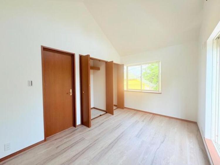 その他 ●〇全居室にクローゼットを完備！普段使いのお洋服や小物はもちろん、季節物のお洋服などもしっかりと整理整頓おしまい頂けます。整理整頓は床に物を置かない所から。居室空間をより広く隅々まで使用できます　〇●