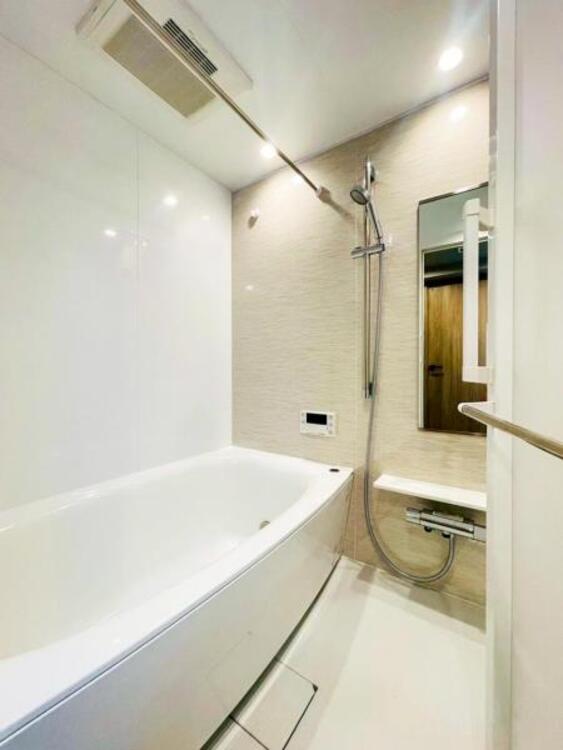 風呂 【浴室】ゆったりと寛げる広々バスで足を伸ばしてリラックス。　最新のユニットバスは設備も充実です。