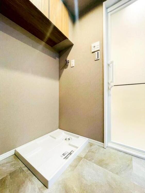 洗面 【洗面・脱衣所】ストレスフリーな広いランドリースペース。大きな洗濯機乾燥機もしっかりとおけます。